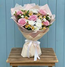 Букет цветов из:  Гвоздики, Орхидеи и Розы в Серафимовиче