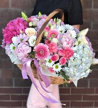 Композиция солнечный день в Серафимовиче Цветочная композиция из Розы, Хризантемы, Пионы и Лизиантусы в корзине в Серафимовиче