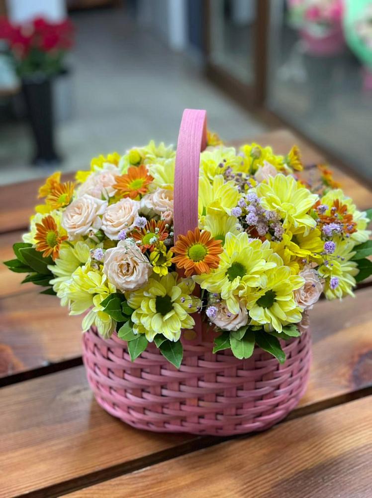 Цветочная композиция из Хризантемы и Розы в корзине в Серафимовиче