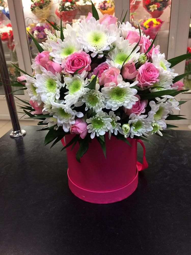 Цветочная композиция из Розы и Хризантемы в шляпной коробке в Серафимовиче