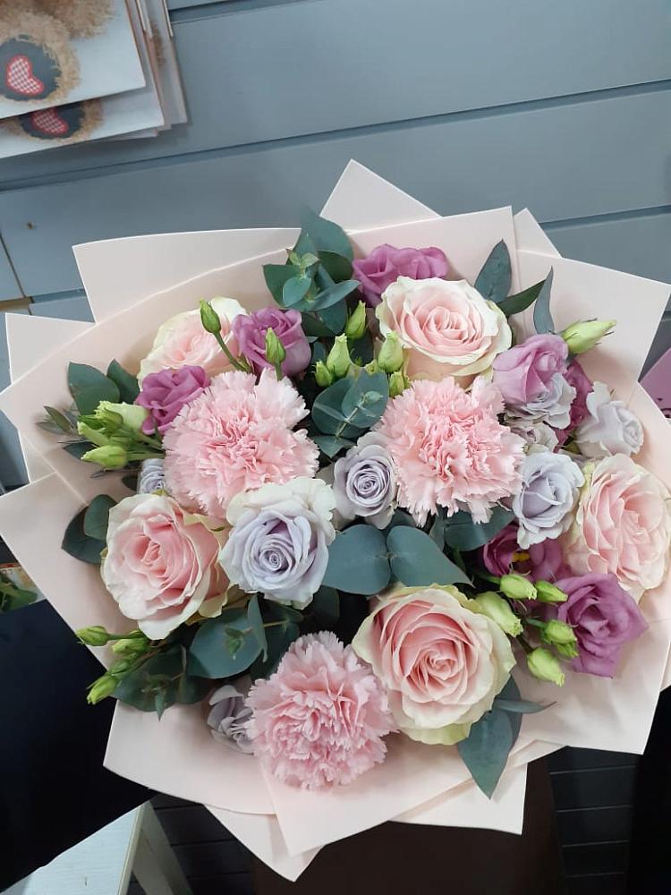 Букет цветов из: Розы, Гвоздики и Лизиантусы в Серафимовиче