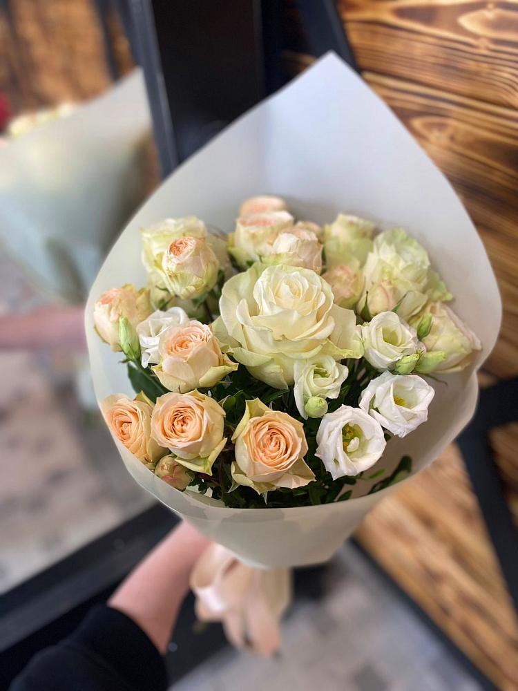 Букет цветов из: Розы и Лизиантусы в Серафимовиче